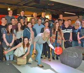 Harte Arbeit, bevor auf Wolke 7 gefeiert werden konnte: Die Jungbürger auf der Bowling-Bahn im Cinema8