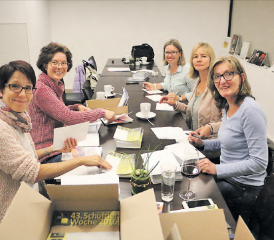 Die «Einpackerinnen» von Pro Schöftland packen beim Postversand an (v.l.): Daniela Lüthy, Christine Meschini, Ute Borner, Jeannette Pierotto und Andrea Gmür. (Bild: Remo Conoci))
