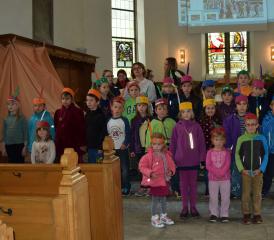 Voll im Indianer-Outfit singen und berichten die Kinder von der tollen Kinderwoche