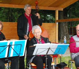 Zur lüpfigen Unterhaltung trugen die "Chrüzfüessler" bei.