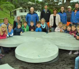 Die Kindergarten-Kinder haben vom neuen Sitzplatz Besitz ergriffen