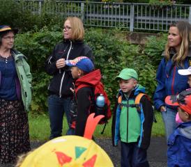 Die Märchenerzählerin Verena Lüscher mit der Präsidentin von Xunds Schöftle und Melanie Tollardo (v.l.)