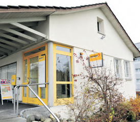 Die Alte Post in Gontenschwil: Bereits seit 2015 werden Postkunden im Volg- Laden bedient. Das «droht» auch anderen Poststellen. (Bild: rc)