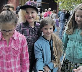 Burger Kinder beim Einweihungsfest (Bild: hg.)