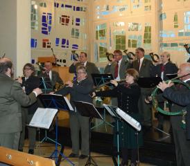 Die Jagdhornbläser-Gruppe Freiwild Wiggertal in der Müheler Kirche
