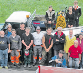 Die einsatzbereiten Freiwilligen mit den Angestellten des Werkhofes (Bild: zVg.)