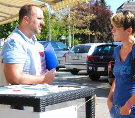 Patrick Frey erklärte einer Interessentin, wie auch sie zur Lebensretterin werden kann
