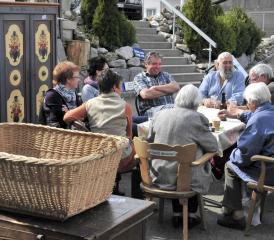 Flohmarkt in der Braui Beinwil am See: Und sie sassen so fröhlich beisammen