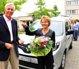 Mobilität für Behinderte: Marianne Hauri, Präsidentin des Gemeinnütizgen Frauenvereins, überreicht Stiftungsratspräsident Max Rudolf Schlör die Schlüssel für das neue Rollstuhlfahrzeug.