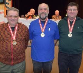 Stolz tragen sie ihre Medaillen als Zeichen ihrer Treffsicherheit: Willi Huwiler (Mitte), Marc Häuselmann (re.) und Ernst Handschin