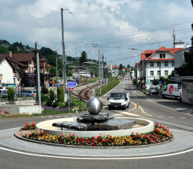 Schön…aber auch schön teuer: Der Kreisel am Löwenplatz Beinwil am See (Bild: Martin Suter)