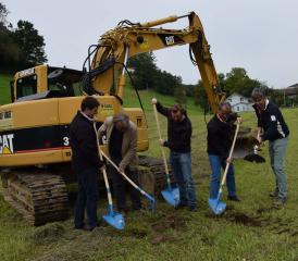 Die Bauarbeite wurden eingeleitet durch Josef Sager, Marcel Blum, Christian Meyer, Walter Schär und Markus Rey (v.l.).