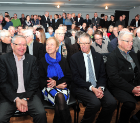 175 Jahre Fischer Reinach AG: Gründe, um zuversichtlich und auch fröhlich zu sein, gibt es mehrere. Im Bild ein sichtlich amüsierter Reinacher Gemeindeammann Martin Heiz, flankiert von Ursula Fischer, der Gattin von Thomas Fischer (rechts), der innerhalb des Familienunternehmens die 5. Generation verkörperte. (Bilde: msu.)