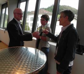 Urs Lehner mit Angestellten des neuen Steueramtes