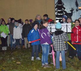Singen und musizieren vor einem wundervollen Adventsfenster