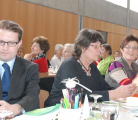 Hahn im Korb: Roger Lehner inmitten der vielen Landfrauen