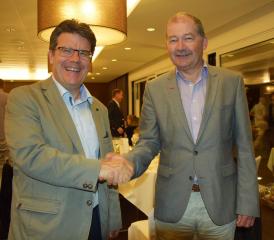 Simon Dutoit (li.) übergab einen namhaften Check an Kurt Brand zugunsten Working Poors