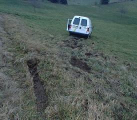 Ein Lieferwagenfahrer musste am Donnerstag im Seetal einem überholenden Auto ausweichen und geriet eine Böschung hinunter. (Bild: kapo)