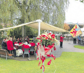 Ein Konzert zum Jubiläum: Die Musikgesellschaft Reinach spielt im Sonnenberg für die Besucher und Gäste. (Bilder: moha.)