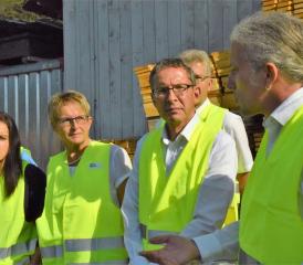 Mit kritischen Blicken verfolgten die Besucher den Produktionsablauf in der Sägerei, Marliese Loosli, Vreni Friker, Urs Hofmann und Pascal Schneider v.l.
