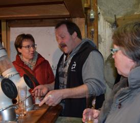 Der Mahlautomat aus den 40-Jahren: Der Müller, Ruedi Schlatter, erklärt dessen Funktionsweise mit Stolz