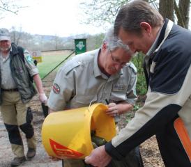 Bruno Fürst und sein Team räumen auf (Bild: Heidi Härri)