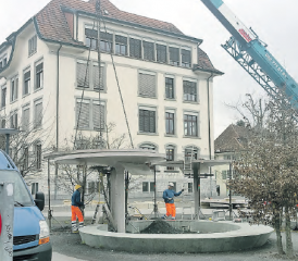 Zwischenlager: Bis die neuen Fundamente erstellt und die Träger montiert sind, bleiben die «Ufos» am Boden. (Bild: Martin Suter)