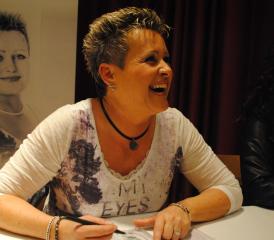 Andrea Moore aus Reitnau kenn keine Berührungsängste. Grosszügig signierte sie ihre CDs