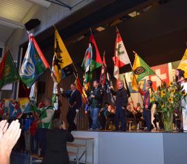 Ein eindrückliches Bild: Zahlreiche Fahnendelegationen begrüssten das neue Tuch der Schützen von Wiliberg-Hintermoos