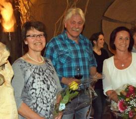 Urs Gsell verabschiedete Martha Buob (li.) und hiess Sabrina Rüegg herzlich willkommen, beobachtet vom Biber.