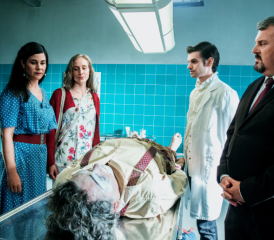 Der Clown ist tot. Clo Bisaz als Clown Pavel (liegend) und v.l.: Tonia Maria Zindel als Ellie, Judith Koch als Jackie, Reto Stalder als Fabio und Mike Müller als Luc Conrad.