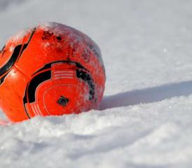 Fussball im Schnee (Symbolbild/zVg.)