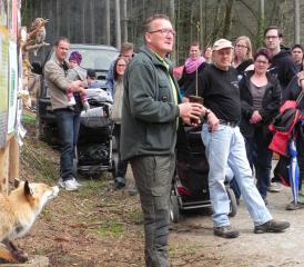 Förster Urs Wunderlin begrüsst die Familien im Wald