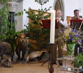 Die Jagdhornbläser inmitten von Tännchen und einer Wildschweinfamilie - in der Kirche