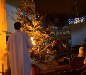 Immer ein besonderes Ereignis: Das Anzünden der Kerzen am grossen Weihnachtsbaum in der katholischen Kirche