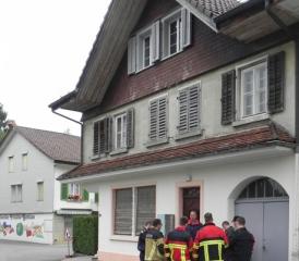 Besprechung vor einem Übungsobjekt in Reinach.
