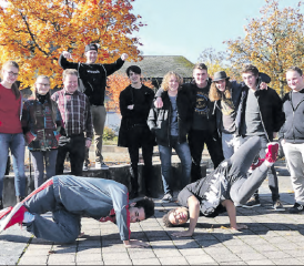 Ein neues Netzwerk entstand: Die Akteure des Aktionstages für die Jugend lernten sich besser kennen und hatten sichtlich den Plausch an der Sache. (Bild: moha)