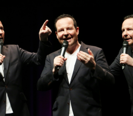 Im Zentrum steht ein einzelner Künstler: Claudio Zuccolini punktet ohne Requisiten, dafür mit Dialekt, Gestik und charmantem Humor. (Bilder: Remo Conoci)