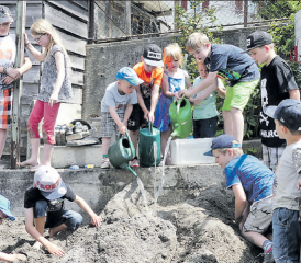 Lebhaftes Treiben im grossen Sandkasten: Um das Wohl der Kinder brauchte sich im Zielgelände niemand wirklich zu sorgen, nach dem Mittagessen wurde fleissig gearbeitet. (Bild: moha.)