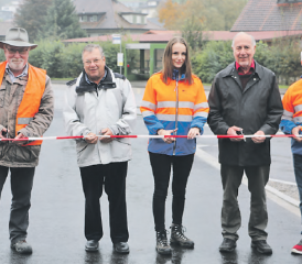 Feierliche Einweihung (v.l.): Clemens Hegglin, technischer Leiter derValli Strassenbau; Hansueli Loosli, ehemaliger Gemeinderat Uerkheim; Rahel Gertner, Vertreterin der Lernenden; Markus Kappeler, ehemaliger Gemeindeammann Uerkheim und Edwin Geissmann von der Abteilung Tiefbau des Kantons Aargau. (Bild: rc.)