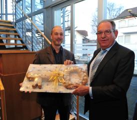 Der scheidende Böjuer Ammann, Johannes Eichenberger, überreicht seinem Nachfolger, Peter Lenzin, einen gebackenen Schlüssel.