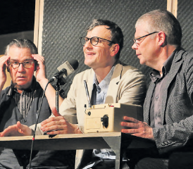 Ruedi Häusermann, Herwig Ursin und Jan Ratschko (v.l.) beim Radiomachen. Die Koprodution von Theater Tuchlaube, Kaserne Basel, Theater Chur und Kleintheater Luzern feierte erst Ende September ihre Premiere. (Bilder: Remo Conoci))