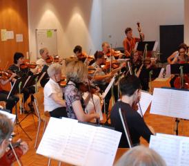 Das Kammerorchester Schöftland vorwiegend mit Stücken, die der Dirigent Peter Klaus arrangierte