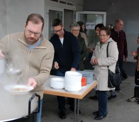 Die Neujahrssuppe auf dem Pausenplatz scheint bei den Reitnauer beliebt zu sein.