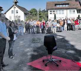 Zuschauerkulisse wie bei einem «Staatsempfang»: Die Leimbacher verabschiedeten ihren Gemeindeschreiber Raphael Huber (links). (Bilder: msu.)