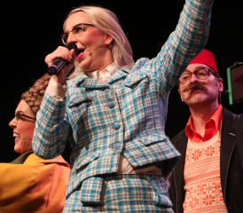 Es gab viel zu lachen: Barbara Hutzenlaub (Fritz Bisenz, Mitte) und Lotti Stäubli (Jasmin Clamor) mit dem später zu Ignazio umfunktionierten "Auslaufmodell"(Marino Bernasconi).
