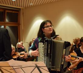 Ein temperamentvolles Zusammengehen von Orchester, Tenor und Akkordeonistin