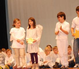 Melwin erwartet voller Spannung das Urteil der göttlichen Jury