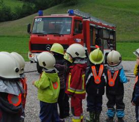 Grosses Staunen über die Gerätschaften der Feuerwehr Rued