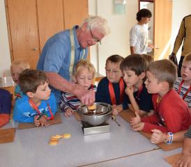 Immer ein Höhepunkt: Biskuits werden unter Anleitung von Ernst Hochuli verziert.
